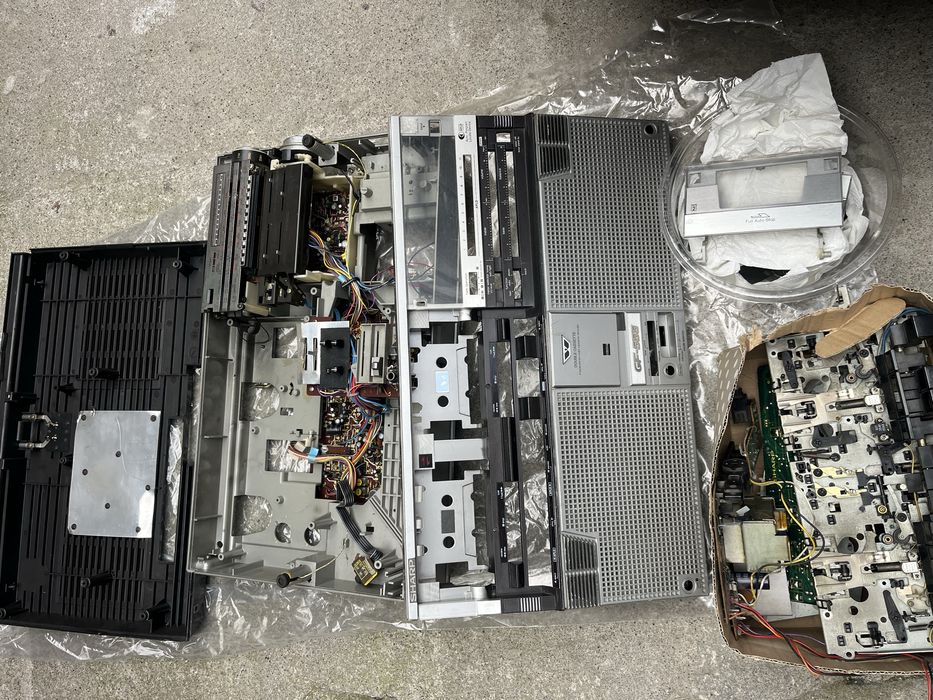 Vand Sharp GF 555 de piese complet