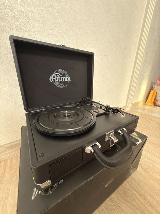 Проигрыватель виниловый Ritmix LP-120B