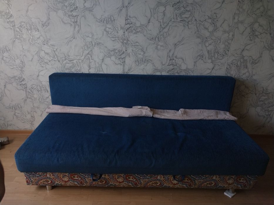 Синий диван в среднем состояние