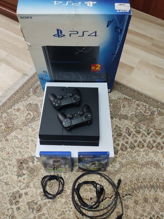 Продам PS4 состояние отличное