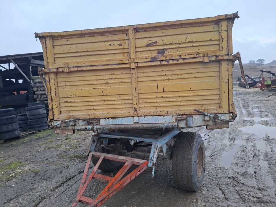 Remorca italiana basculabila trilateral