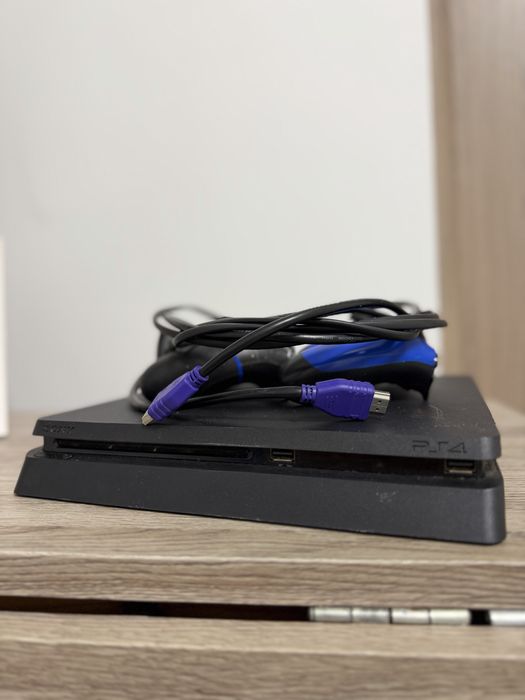 Playstation 4 slim 500gb+ 2 controllere