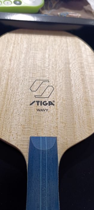 Професионално дърво за тенис на маса Stiga Wavy Fiber Carbon.