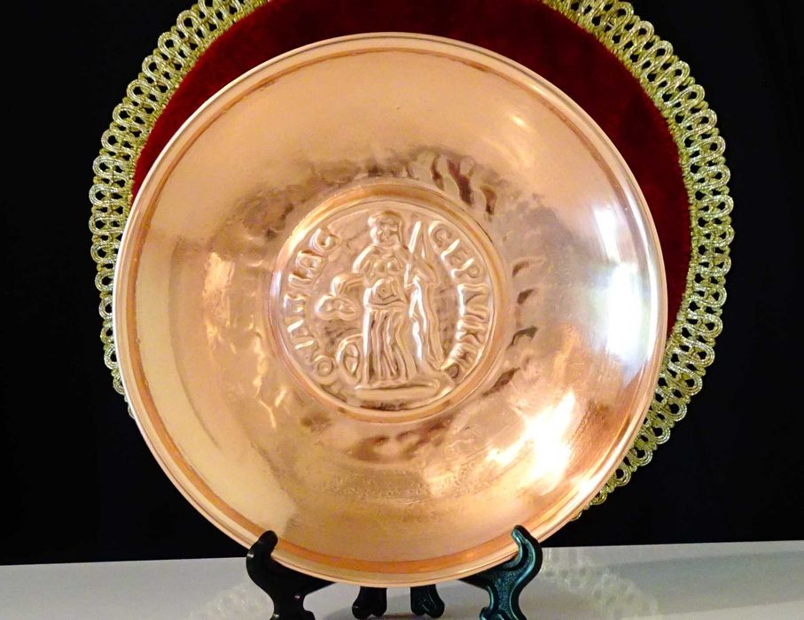 Меден съд,форма за питка,плато с Богиня Сердика.