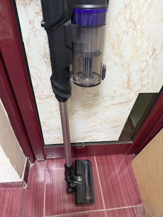 Вертикална прахосмукачка Hoover HF1