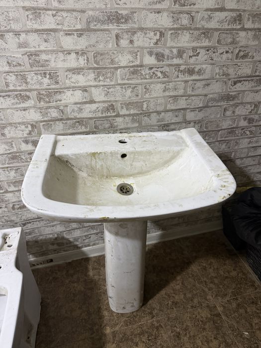 Унитаз и раковина б/у срочно сотилади