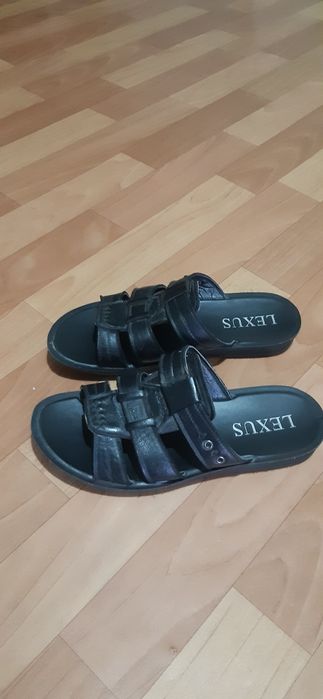 Продам кожаные шлепанцы 42 размера. Цена 5000.Небольшой торг.