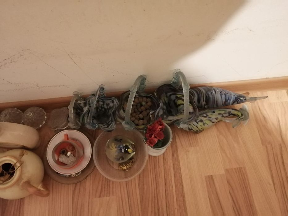 Bibelouri ,pahare si oglinda mare de perete,masina de scris veche.