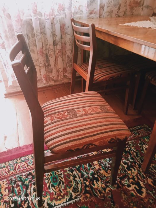 Кровать, стол со стульями, тумба