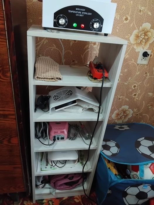 Продаётся комплект мебели для маникюра!