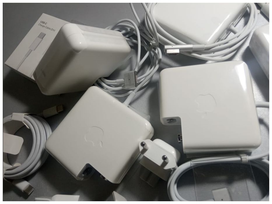 на MacBook 45W Air и Pro - зарядка, блок питания, шнур.