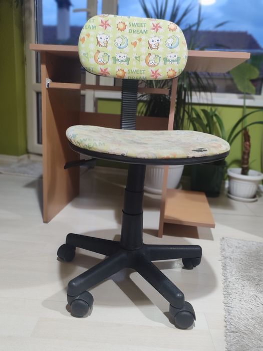 Компютърно бюро плюс подарък въртящ се детски стол