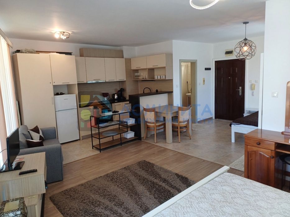 Просторен еднообемен апартамент на морския бряг.