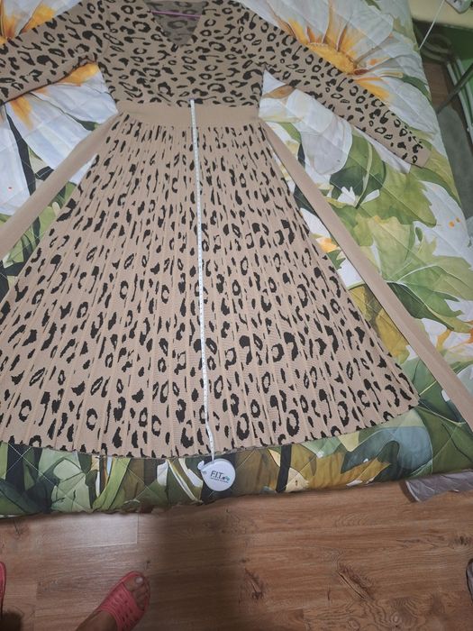 Стилна дамска рокля подходяща за есенния и зимният сезон!