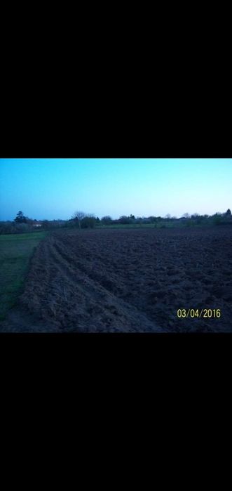 Къща с огромен двор и трактор