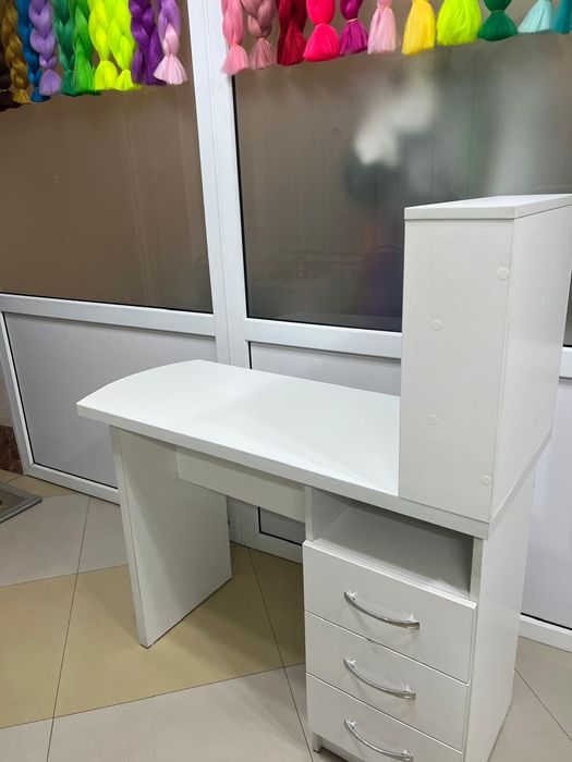 Стол маникюриста