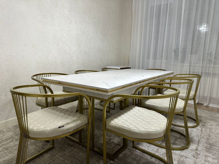 Продаётся обеденный комплект: стол + 8 стульев