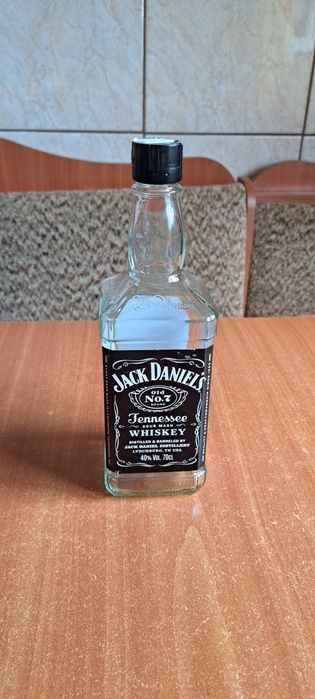 Sticla goală whisky, apa Borsec