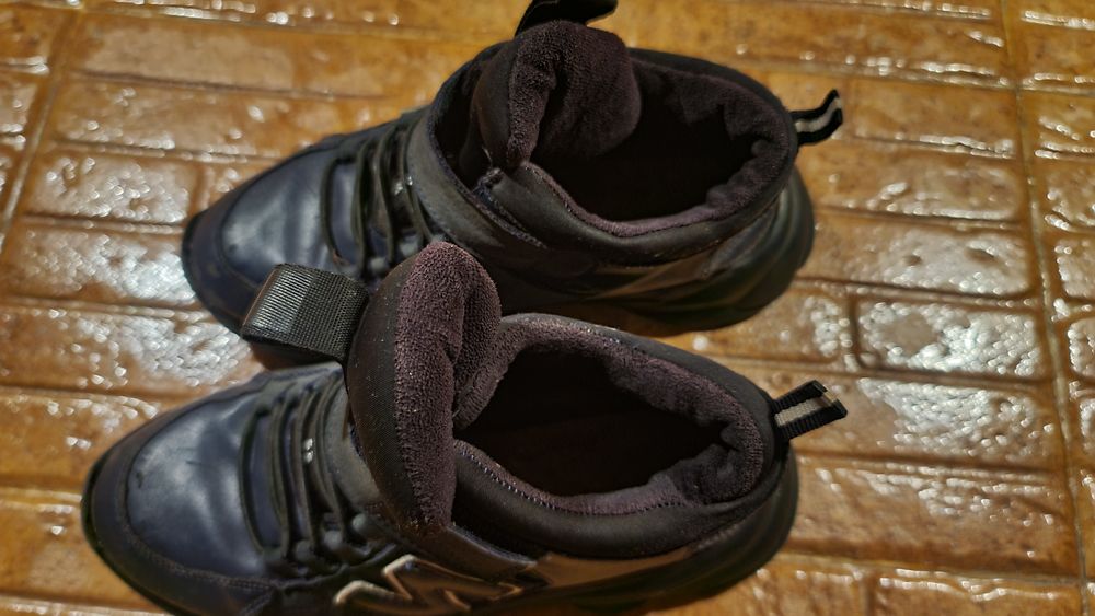 Продаю утепленные кроссовки...