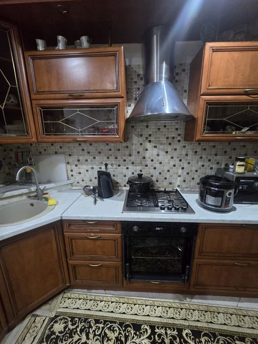 Продам кухонный гарнитур со всеми  оборудованием.