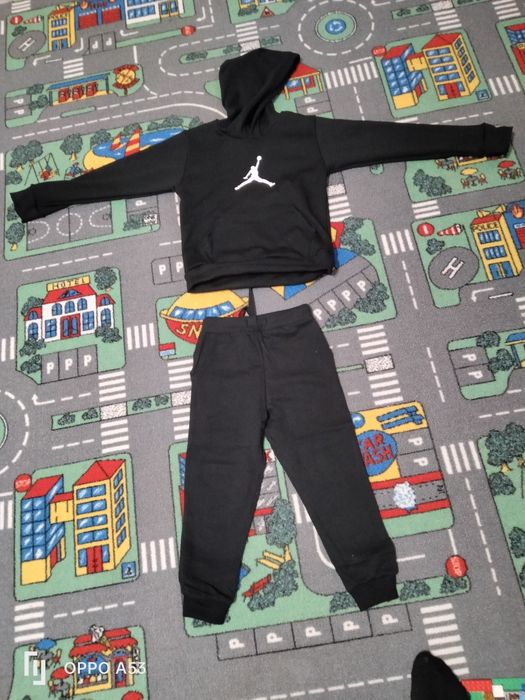 Vând trening băieți 4/5 ani