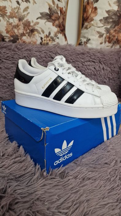 Adidași Adidas Superstar.