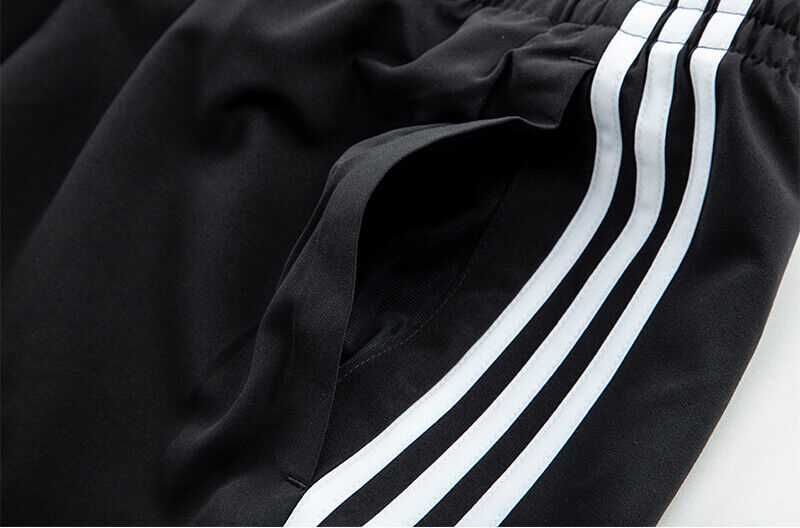 ADIDAS
TRENING PENTRU BARBATI

3 Stripes Woven marimea 52 sau L
