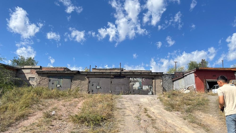 Продам гараж в удобном локации, документы всё в порядке,.