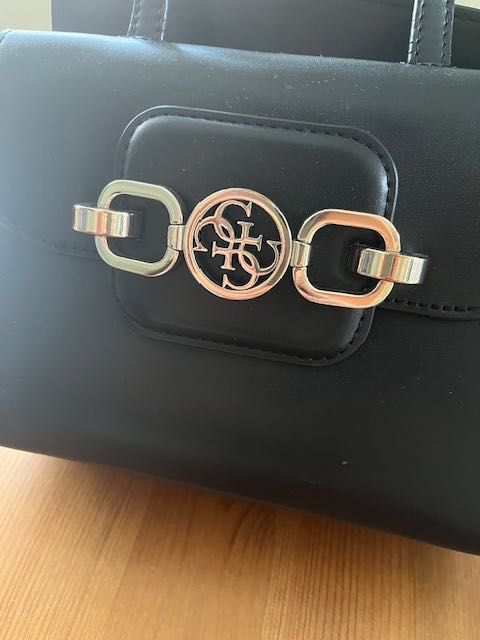 Черна компактна чанта на Guess