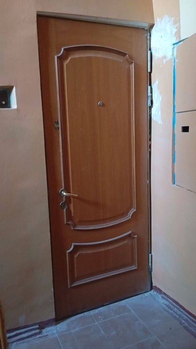 Kvartira uchun kirish eshigi temir