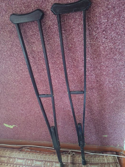 Qo'ltiq tayoq sotiladi