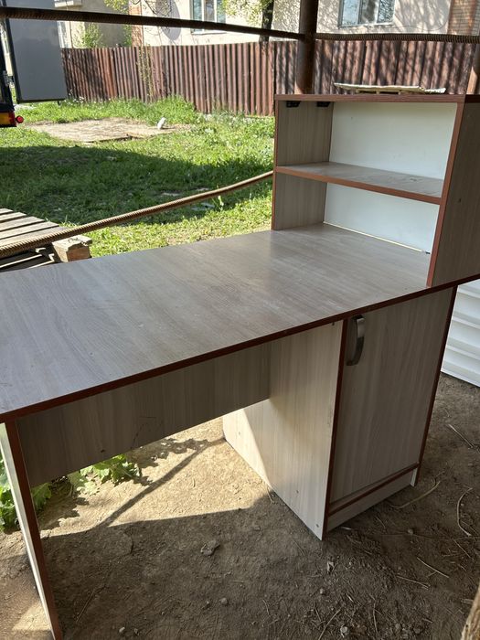 Продам  не дорого  есть парикмахерсий  стол 3шт