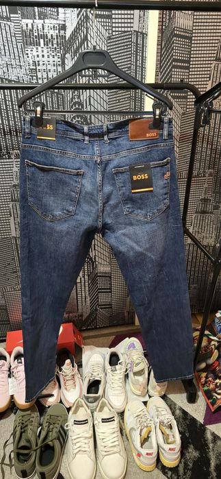 Blugi Hugo boss mărimi disponibile.