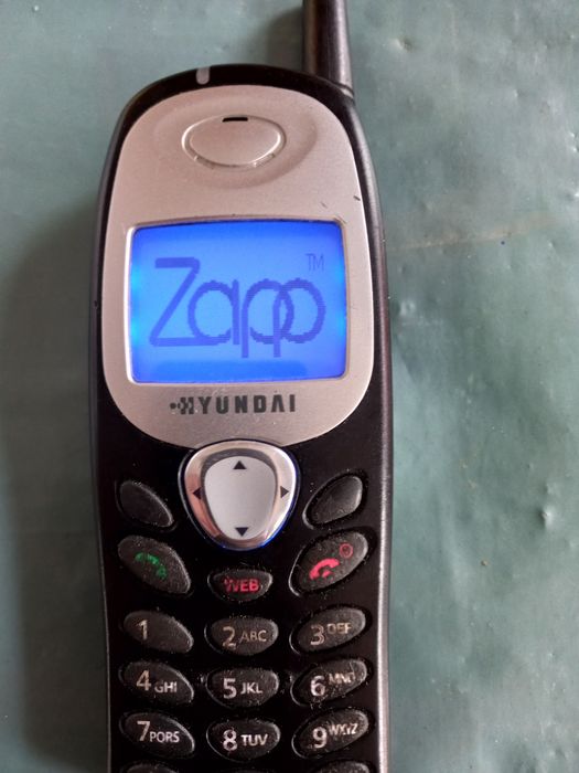 Vând 2 telefoane Hyundai Zapp de Colecție/ Pasionați sau Piese