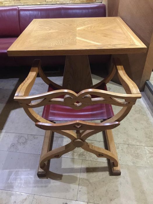 Mese din lemn cu furnir stejar si talpa din fonta gravata. .