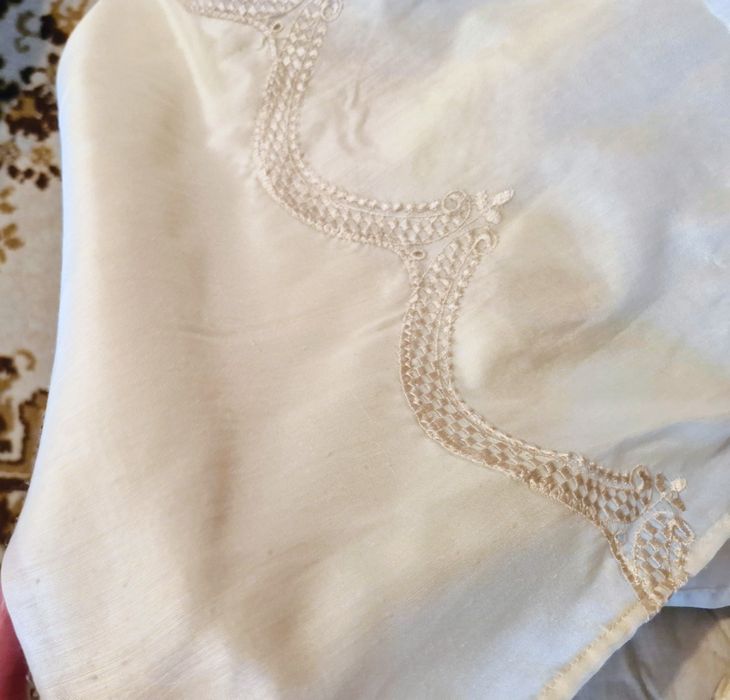 Красиво бродирано перде