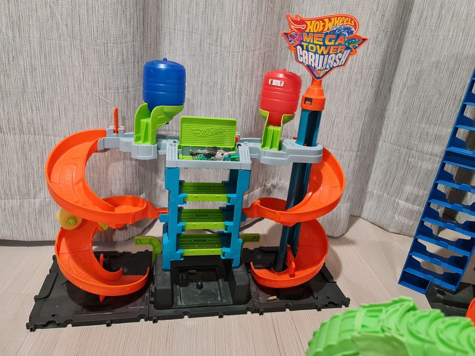 Set jucarii hot wheels, mega garaje, spalatorie, camion transportator