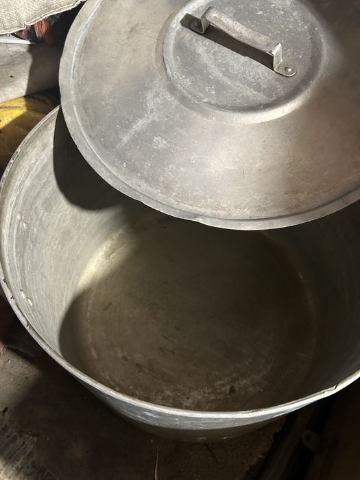 Продам   кастрюлю   с   Крышкой  чистая.