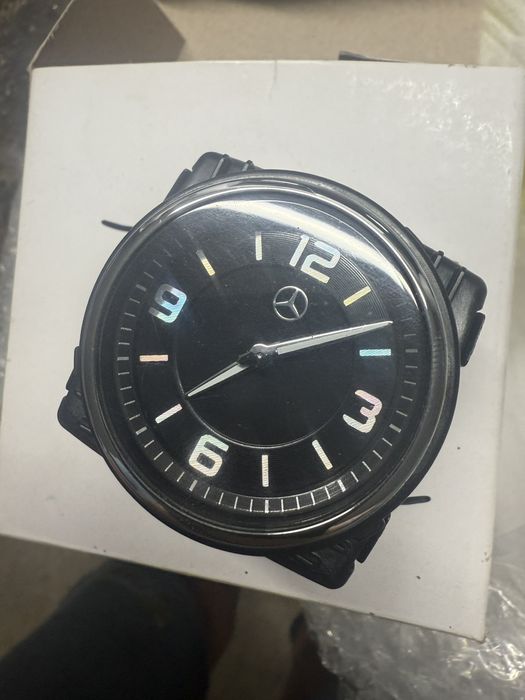 Часовник Mercedes свален от w213