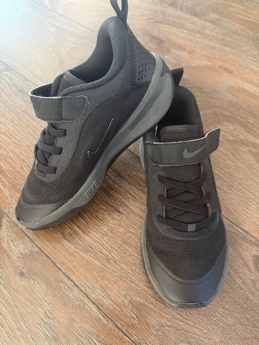 Детски черни маратонки Nike Omni Multi-Court -20cm