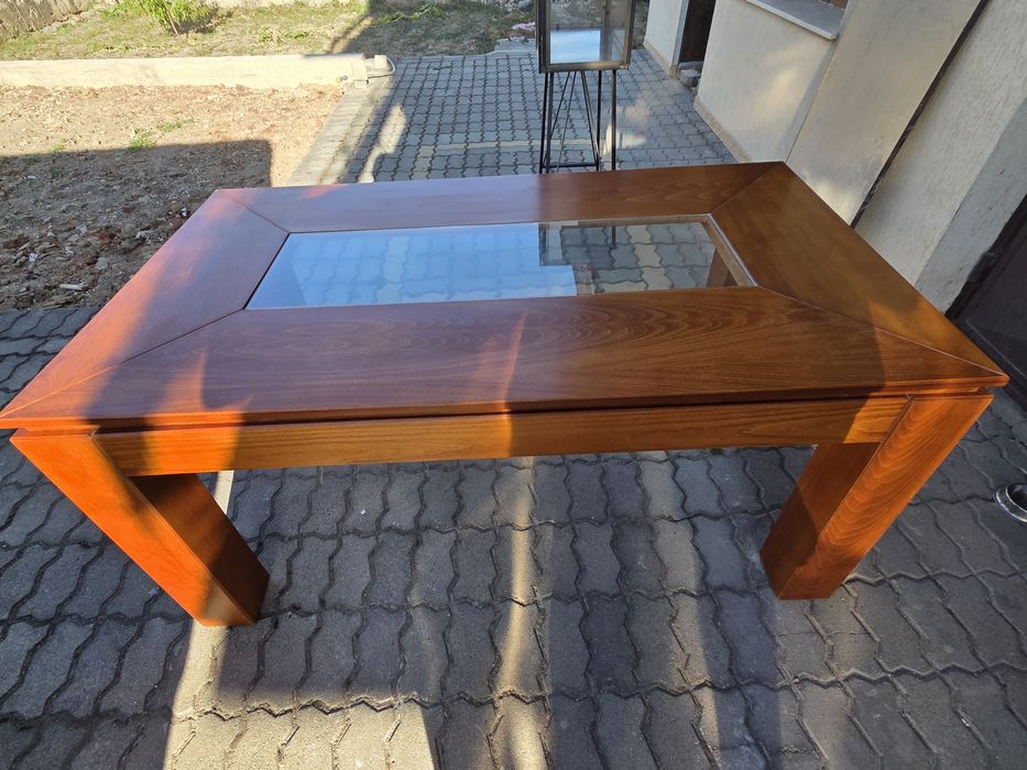 Много солидна трапезна маса