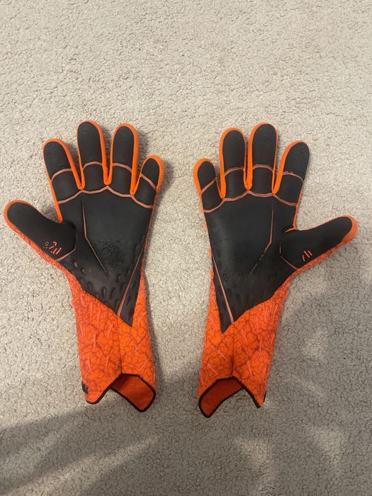 Manusi de fotbal Adidas Predator rosii/negru editie limitata!!