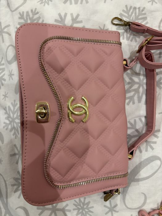 Chanel чанта. С 2 дръжки различен тип и една за ръка двете могат да се премахват