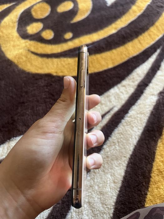 Vand iphone xs gold 64 gb este spart pe spate
