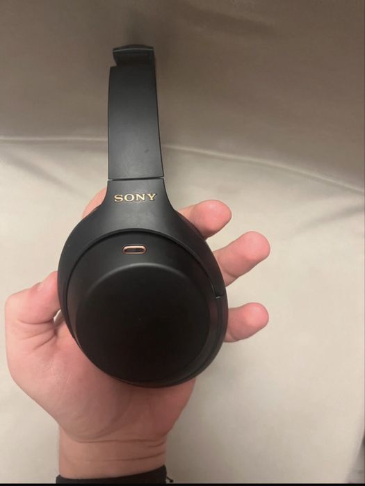 Sony WH—1000XM4 noise cancelling headphones