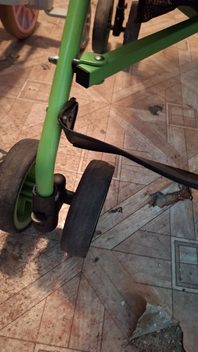 Бебешка количка зелено