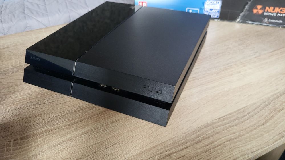 Playstation 4 1TB с 2 джойстика+5 игри подарък