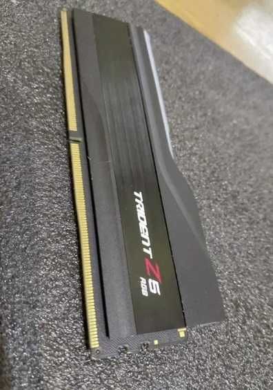 24GB DDR5 8000MT/s CL40 - G.Skill TridentZ RGB , част от кит 48GB