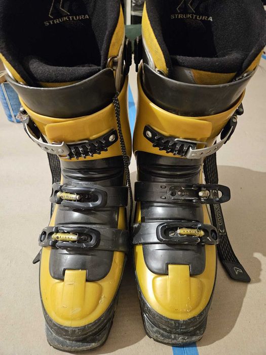 clapari ski de tura Lowa