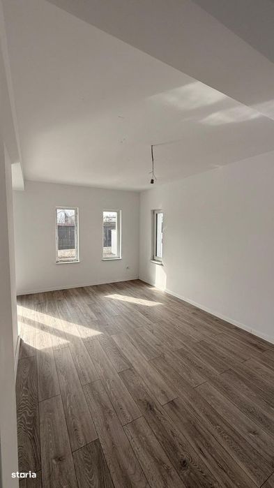 Vilă superbă - finisaje de lux, teren generos, lângă stația de autobuz